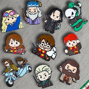 Può includere: Una collezione di spille smaltate colorate raffiguranti personaggi di una popolare serie fantasy. Le spille raffigurano vari personaggi con bacchette, sciarpe e altri elementi iconici. Le spille sono su uno sfondo grigio.
