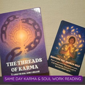 Może przedstawiać: Talia kart zatytułowana The Threads of Karma w fioletowym pudełku z ilustracją zerwanego łańcucha oraz karta przedstawiająca osobę ze złożonymi dłońmi w blasku światła z napisem Restore the Broken Self.