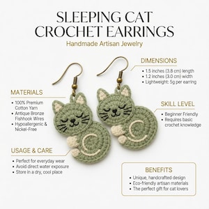 Op de afbeelding: Een paar gehaakte oorbellen in de vorm van een slapende kat in saliegroen met antiek bronzen oorhaken. Elke oorbel is 3,8 cm lang en 3,0 cm breed en weegt 5g. De tekst luidt SLEEPING CAT CROCHET EARRINGS en Handmade Artisan Jewelry.