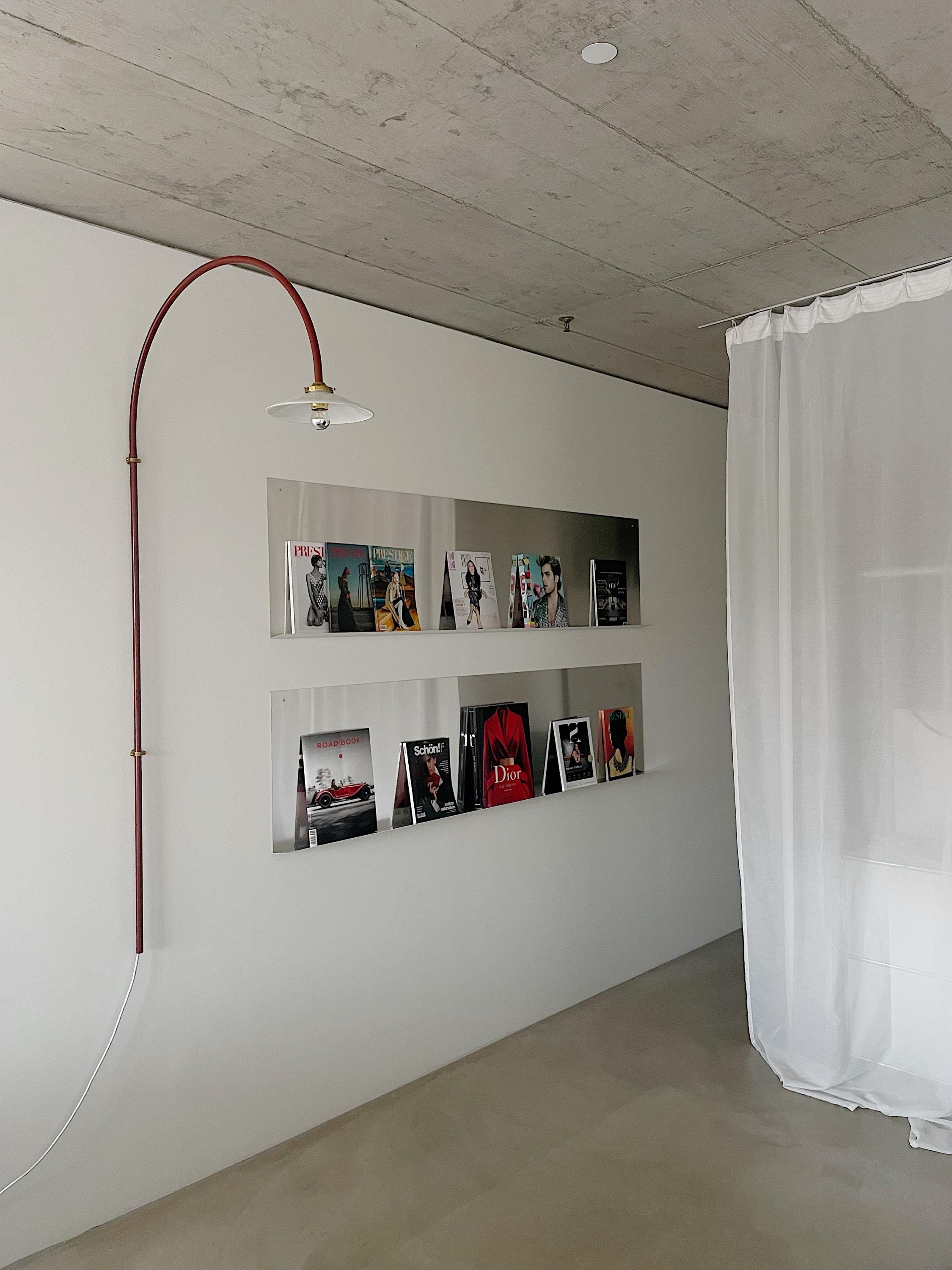 Étagère murale en aluminium chromé pour magazines — Beyit