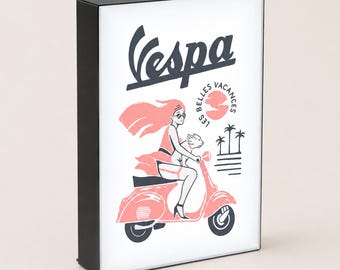 Light Box Vespa Les Belles Vacances 3D printed, insegna luminosa LED scooter vintage, lampada decorativa estate e travel decor
