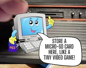 Peut inclure: Un personnage d'ordinateur de dessin animé avec une peau bleue, un écran blanc et des gants jaunes tenant une carte micro-SD violette. Une bulle contient le texte : STORE A MICRO-SD CARD HERE, LIKE A TINY VIDEO GAME! sur un appareil sombre.