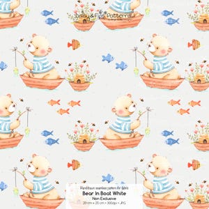 Könnte beinhalten: Ein nahtloses Muster mit hellbraunen Bären in blau-weiß gestreiften Shirts, die in orangefarbenen Booten sitzen und angeln. Das Design enthält kleine blaue und orangefarbene Fische, Bienen sowie Blumenarrangements mit Bienenstöcken. Text: Bear In Boat White.