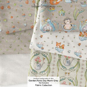 Könnte beinhalten: Stoff aus der Kollektion Daisy & Fips Patterns Garden Picnic Day Warm Grey. Das Design zeigt Illustrationen von Igeln, Füchsen und Mäusen in Teetassen, Gießkannen, Blumen und Bienen auf einem hellgrau-weiß karierten Hintergrund.