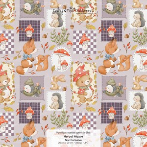 Könnte beinhalten: Ein sich wiederholendes Muster mit Waldtieren wie Füchsen, Eichhörnchen, Bären, Igeln und Kaninchen, zusammen mit Pilzen und Blättern. Das Design ist auf einem mauvefarbenen Hintergrund im Patchwork-Stil gehalten. Der Text "Herbst Mauve" ist enthalten.