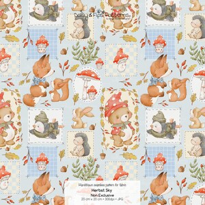 Könnte beinhalten: Ein nahtloses Stoffmuster auf hellblauem Grund mit Illustrationen von Füchsen, Bären, Igeln und Pilzen. Der Text Daisy & Fips Patterns und Herbst Sky ist sichtbar. Das Muster enthält Eicheln, Blätter und Beeren.