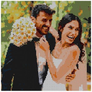 以下が含まれることがあります： ピクセルアートスタイルのモザイク画で、楽しそうに抱き合う二人を描いています。左側の人物はダークスーツを着て、白い花の大きな花束を持っています。右側の人物は白い服を着ています。背景は黄色と緑の色調で構成されています。