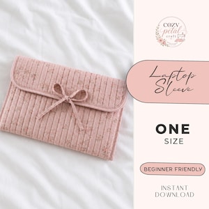 Op de afbeelding: Een gewatteerde laptophoes in oudroze met een klein bloemenpatroon, verticale stiksels en een striksluiting. De tekst aan de rechterkant luidt Cozy Petal Craft, Laptop Sleeve, One Size, Beginner Friendly en Instant Download.