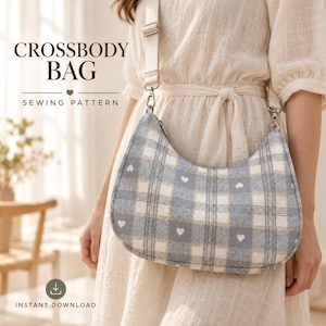 Peut inclure: Un patron de couture pour sac bandoulière en tissu à carreaux bleu clair et blanc avec de petits cœurs blancs. Le sac présente un bord supérieur incurvé et une large bandoulière réglable blanc cassé fixée par des attaches en métal argenté. Texte : CROSSBODY BAG SEWING PATTERN et INSTANT DOWNLOAD.
