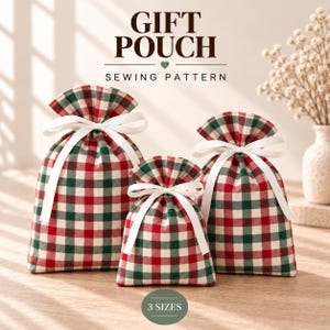 Puede incluir: Tres bolsas de regalo de tela en tres tamaños diferentes, con un patrón de cuadros rojo, verde y blanco y cordones de cinta blanca. El texto GIFT POUCH SEWING PATTERN y 3 SIZES es visible, indicando un patrón de costura.