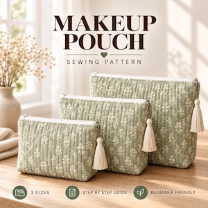 Peut inclure: Trois trousses de maquillage matelassées vert sauge avec un motif floral blanc, des fermetures éclair blanches et des pompons crème. Le texte indique MAKEUP POUCH SEWING PATTERN, 3 SIZES, STEP BY STEP GUIDE, et BEGINNER FRIENDLY.
