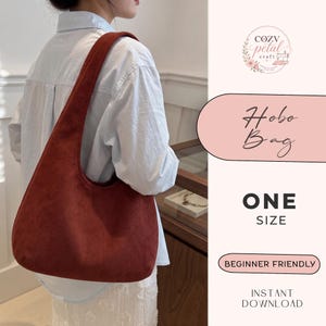 Puede incluir: Un bolso hobo de color óxido con una correa ancha para el hombro. La imagen incluye el texto: COZY petal craft, Hobo Bag, ONE SIZE, BEGINNER FRIENDLY, INSTANT DOWNLOAD. El bolso tiene una textura mate suave y una silueta curva.