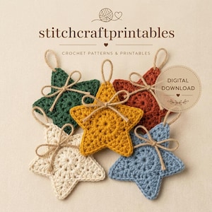 Può includere: Cinque ornamenti a forma di stella all'uncinetto in crema, verde scuro, giallo senape, arancione ruggine e blu polvere. Ogni stella presenta un occhiello in corda di juta e un piccolo fiocco. Il testo stitchcraftprintables e DIGITAL DOWNLOAD è visibile.