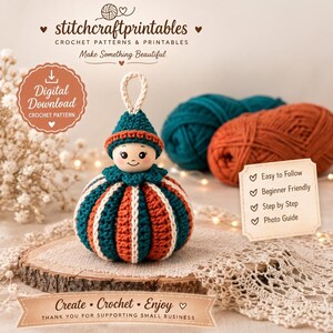 Pode incluir: Um padrão de crochê para download digital apresentando uma boneca com corpo redondo em forma de abóbora, com listras verticais em azul-petróleo, laranja e branco. A boneca tem um rosto claro, um chapéu azul-petróleo e um colarinho com babados.