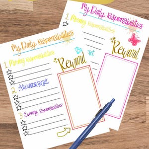 Puede incluir: Un paquete de responsabilidad diaria. El rastreador incluye secciones para las responsabilidades de la mañana, la tarde y la noche, con una sección de recompensa. Un bolígrafo azul descansa sobre el papel. El texto "Sibling Bundle Pack" se muestra en una pancarta amarilla.