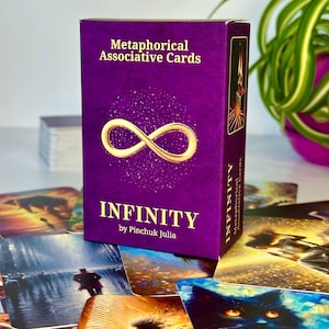 Op de afbeelding: Een paarse doos met "Metaforische Associatieve Kaarten" met een gouden oneindigheidssymbool en het woord "INFINITY" in gouden letters. De doos is omringd door kaarten met kleurrijke illustraties. De tekst "by Pinchuk Julia" is ook zichtbaar.