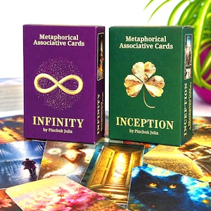 Pode incluir: Duas caixas retangulares de cartas associativas metafóricas. A caixa roxa apresenta um símbolo de infinito dourado e o texto "INFINITY by Pinchuk Julia". A caixa verde apresenta um trevo dourado e o texto "INCEPTION by Pinchuk Julia".