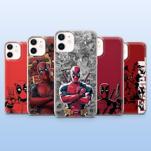 Puede incluir: Cinco fundas para teléfono con Deadpool, el personaje de Marvel Comics. Las fundas son predominantemente rojas, con diversas ilustraciones de Deadpool. Una muestra un signo de la paz, otra a Deadpool con los brazos cruzados.