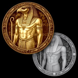 Puede incluir: Un medallón circular con el relieve de una deidad egipcia con cabeza de halcón, que lleva un tocado tradicional y sostiene un bastón. El diseño incluye un borde de jeroglíficos. Una versión es de tono dorado y la otra de tono plateado.