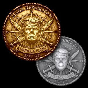 Puede incluir: Una moneda circular de tono dorado y otra de tono plateado con un retrato tipo calavera con bandana, espadas cruzadas y un diseño de brújula. El texto dice MAGA REPUBLICAN, AMERICA FIRST y EST. 1776, con un borde con textura de cuerda.