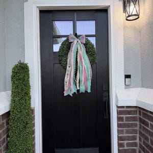Lazo navideño para puerta con diseño de cascanueces y menta