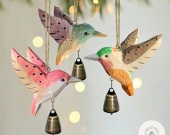Campanilla de viento de madera tallada a mano con forma de colibrí, decoración rústica de granja para colgar en el jardín.