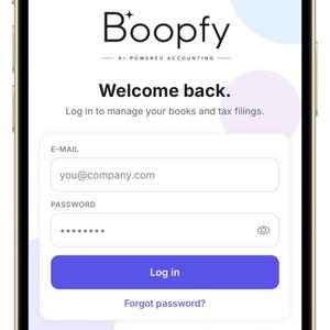K&ouml;nnte beinhalten: Ein Smartphone-Bildschirm zeigt die Anmeldeseite der mobilen Buchhaltungs-App Boopfy mit KI-Unterst&uuml;tzung. Die Benutzeroberfl&auml;che hat einen wei&szlig;en Hintergrund mit pastellfarbenen Kreisen, ein Anmeldeformular und einen violetten Anmelde-Button.
