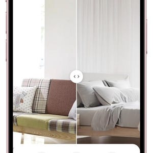 Pu&ograve; includere: Uno schermo di smartphone che mostra un'applicazione di design d'interni con visualizzazione divisa. Il lato sinistro mostra un divano con cuscini a quadri e a tinta unita, mentre il destro mostra un letto con biancheria grigio chiaro. I pulsanti includono Save, Save to Gallery, Share, Try Another Style e Regenerate.