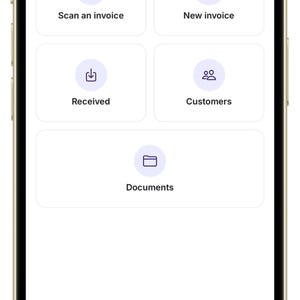 K&ouml;nnte beinhalten: Ein Smartphone-Bildschirm zeigt eine Finanz-App-Oberfl&auml;che mit wei&szlig;em Hintergrund und violetten Symbolen. Das Men&uuml; enth&auml;lt Optionen f&uuml;r Scan an invoice, New invoice, Received, Customers und Documents sowie eine untere Navigationsleiste.