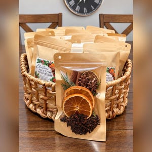 Kerstpotset: Handgemaakte kerstpotpourri voor op het fornuis met gedroogd fruit, kruiden en specerijen.