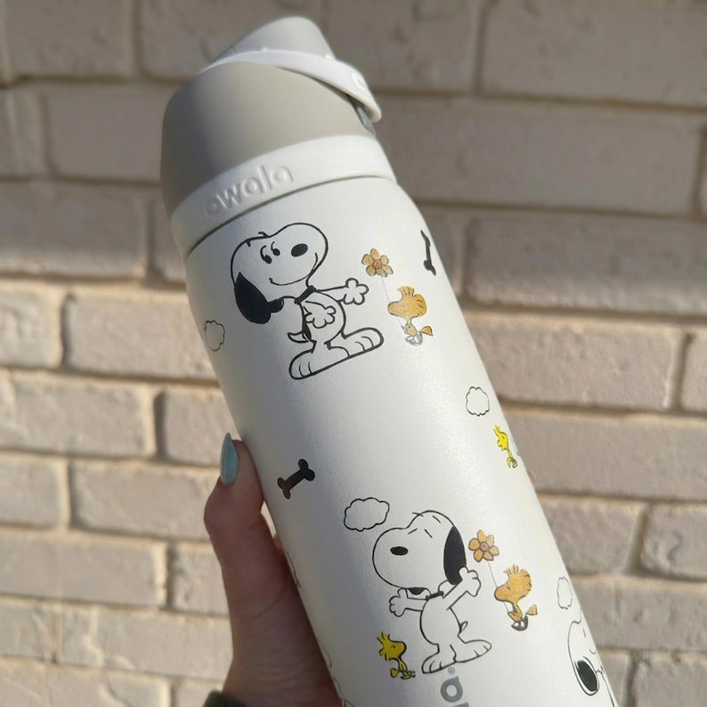 Bottiglia d'acqua personalizzata fatta a mano con motivo Snoopy Woodstock Owala, colore bianco arachidi, con coperchio isolante con cannuccia e a prova di perdite, regalo per lei. immagine 3