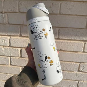 Bottiglia d'acqua personalizzata fatta a mano con motivo Snoopy Woodstock Owala, colore bianco arachidi, con coperchio isolante con cannuccia e a prova di perdite, regalo per lei. immagine 2