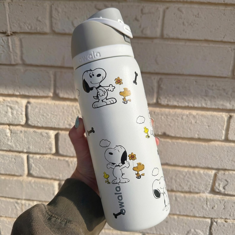 Bottiglia d'acqua personalizzata fatta a mano con motivo Snoopy Woodstock Owala, colore bianco arachidi, con coperchio isolante con cannuccia e a prova di perdite, regalo per lei. immagine 2