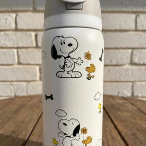 Bottiglia d'acqua personalizzata fatta a mano con motivo Snoopy Woodstock Owala, colore bianco arachidi, con coperchio isolante con cannuccia e a prova di perdite, regalo per lei. immagine 4