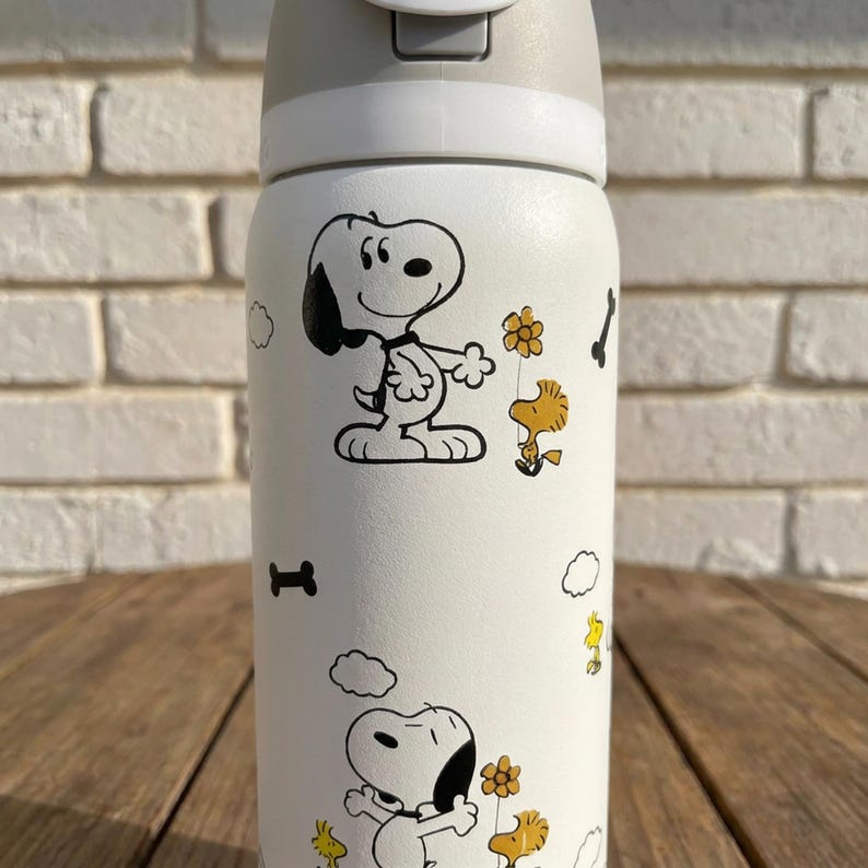 Bottiglia d'acqua personalizzata fatta a mano con motivo Snoopy Woodstock Owala, colore bianco arachidi, con coperchio isolante con cannuccia e a prova di perdite, regalo per lei. immagine 4