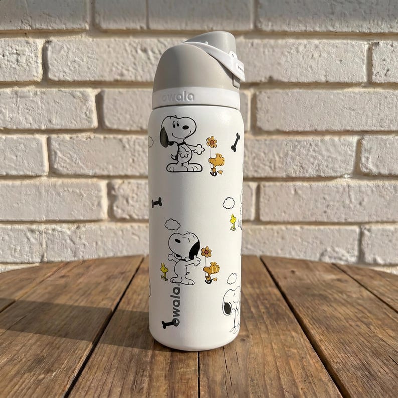 Bottiglia d'acqua personalizzata fatta a mano con motivo Snoopy Woodstock Owala, colore bianco arachidi, con coperchio isolante con cannuccia e a prova di perdite, regalo per lei. immagine 1