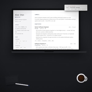 Könnte beinhalten: Ein Laptop zeigt einen Lebenslauf mit dem Namen "Alex Chen" und Details zur Berufserfahrung. Der Lebenslauf trägt den Titel "Tech / Developer Resume". Ein Stift, ein Notizblock und eine Kaffeetasse befinden sich auf der dunklen Oberfläche.