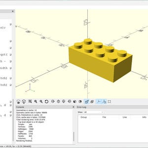 以下が含まれることがあります： OpenSCADソフトウェアインターフェースに表示された、上部に8つの円形スタッドを持つ黄色のプラスチック製ビルディングブロック。画面左側のパネルにはコード、中央には3Dモデル、下部にはレンダリング情報が表示されたコンソールがあります。