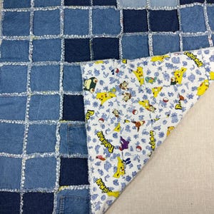 Coperta/plaid da grembo in tessuto patchwork di jeans con motivo Pokémon, realizzata a mano, 40"x50" (101,6 x 127,2 cm), 1999