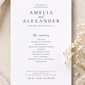 Puede incluir: Un programa de boda minimalista en cartulina blanca. El programa incluye los nombres Amelia y Alexander, la fecha 22 de junio de 2026 y la ubicaci&oacute;n Bellevue, CA. Los detalles de la ceremonia se enumeran a continuaci&oacute;n.