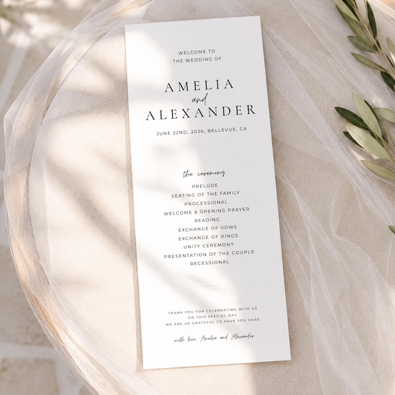 Puede incluir: Un programa de boda blanco con texto negro. El programa enumera los detalles de la boda, incluidos los nombres Amelia y Alexander, la fecha y el orden de la ceremonia. El programa est&aacute; sobre una superficie blanca.