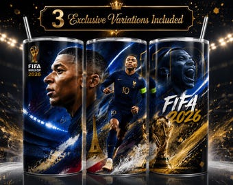 Pode incluir: Um copo cilíndrico com um design gráfico de um jogador de futebol com camisola azul e o número 10, o logótipo do Campeonato do Mundo FIFA 2026, um troféu dourado e a Torre Eiffel. O texto 3 Exclusive Variations Included está no topo.