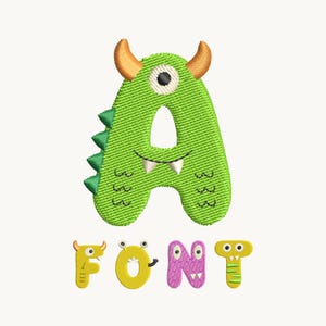 Puede incluir: Una letra A bordada con forma de monstruo verde con cuernos naranjas, un solo ojo y dientes afilados. Debajo, la palabra FONT está escrita con letras bordadas coloridas con temática de monstruos, cada una con ojos, cuernos y patrones únicos.