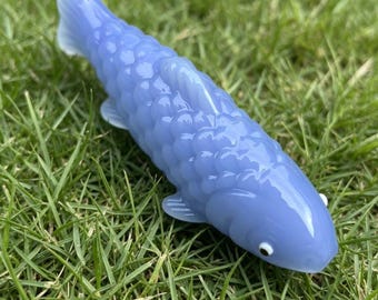 Pipa in vetro a forma di pesce, realizzata a mano con un design ispirato all'oceano.