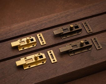 Chiusura tradizionale per mobili, chiavistello in ottone vintage per armadi e finestre in legno, lunghezza piccola o estesa, tonalità lucida o anticata.