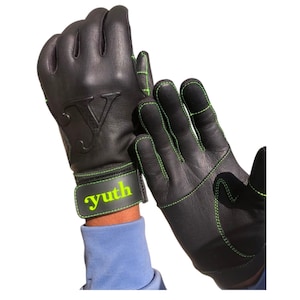 Peut inclure: Une paire de gants en cuir noir avec des coutures vert néon. Le dos du gant gauche présente une grande lettre Y en relief, tandis que la sangle de poignet réglable porte l'inscription yuth en lettres vert néon sur le dessus.