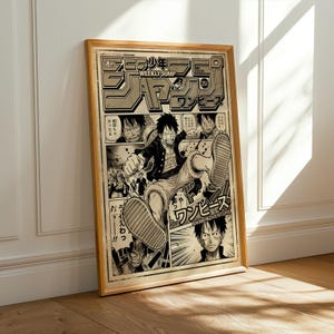 Może przedstawiać: Oprawiony wydruk w stylu vintage ze strony japońskiego komiksu manga. Grafika przedstawia dynamiczną scenę akcji z centralną postacią wykonującą kopnięcie. Wydruk jest w odcieniach czerni, bieli i beżu, z japońskim tekstem i tytułem "ONE PIECE".