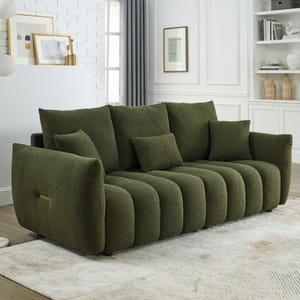 Puede incluir: Un sof&aacute; verde oliva con un dise&ntilde;o acanalado &uacute;nico. El sof&aacute; tiene varias almohadas a juego y un detalle dorado en el brazo. El sof&aacute; est&aacute; colocado sobre una alfombra clara en una habitaci&oacute;n luminosa.