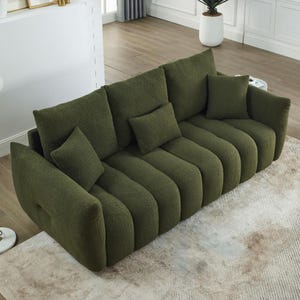 Puede incluir: Sof&aacute; verde oliva con un dise&ntilde;o curvo &uacute;nico. El sof&aacute; tiene una tela texturizada e incluye varias almohadas a juego. El sof&aacute; mide aproximadamente 230 cm de largo y 91 cm de profundidad, ideal para cualquier sala de estar.
