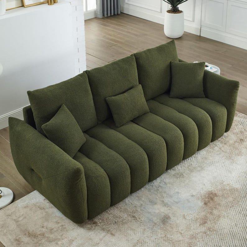 Puede incluir: Sof&aacute; verde oliva con un dise&ntilde;o curvo &uacute;nico. El sof&aacute; tiene una tela texturizada e incluye varias almohadas a juego. El sof&aacute; mide aproximadamente 230 cm de largo y 91 cm de profundidad, ideal para cualquier sala de estar.